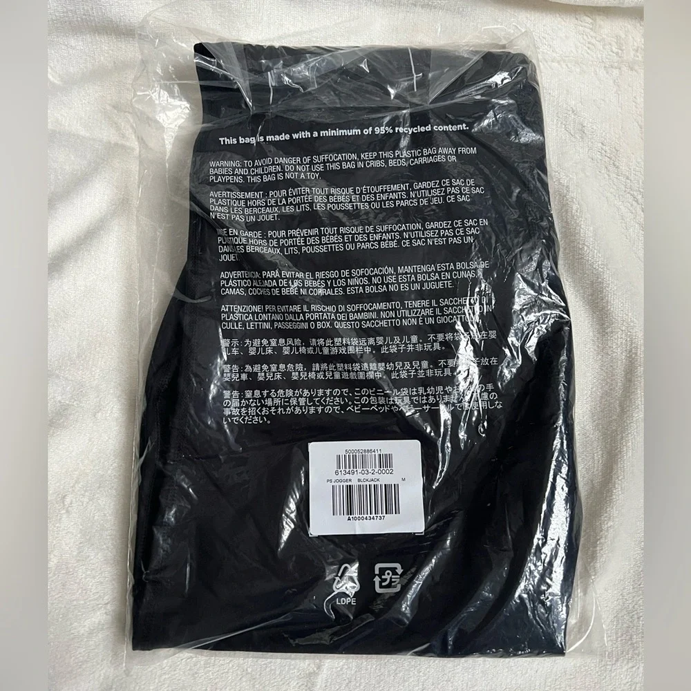 Old Navy High-Waisted PowerSoft 7/8 Joggers in Size Medium in the color Black - Picture 3 of 5
